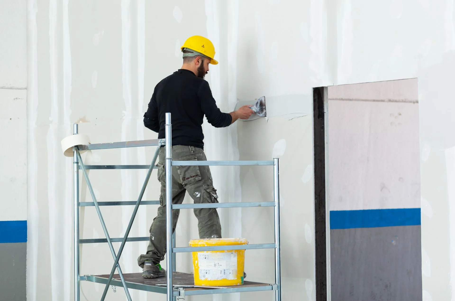 worker-plastering-gypsum-board-wall+(1)-1920w gypsum-suppliers-in-india